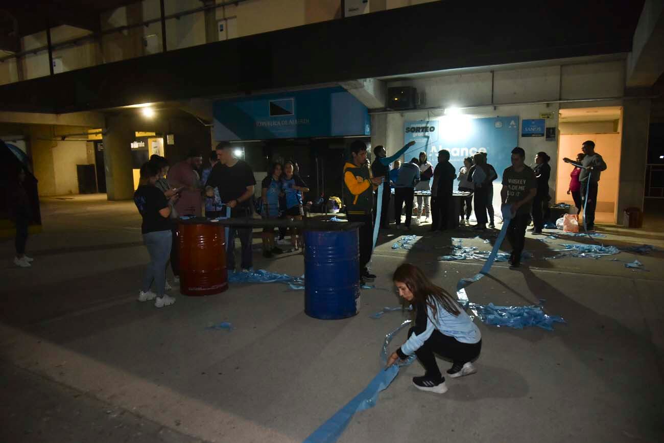 Socias y socios de Belgrano trabajan en el recibimiento para el equipo de cara al clásico con Talleres, en el Gigante de Alberdi. (Facundo Luque / La Voz)