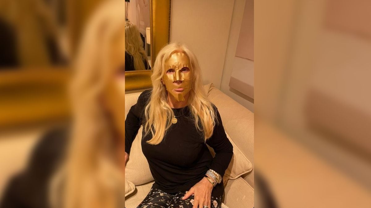 Susana Giménez se mostró en Instagram con una máscara facial dorada.