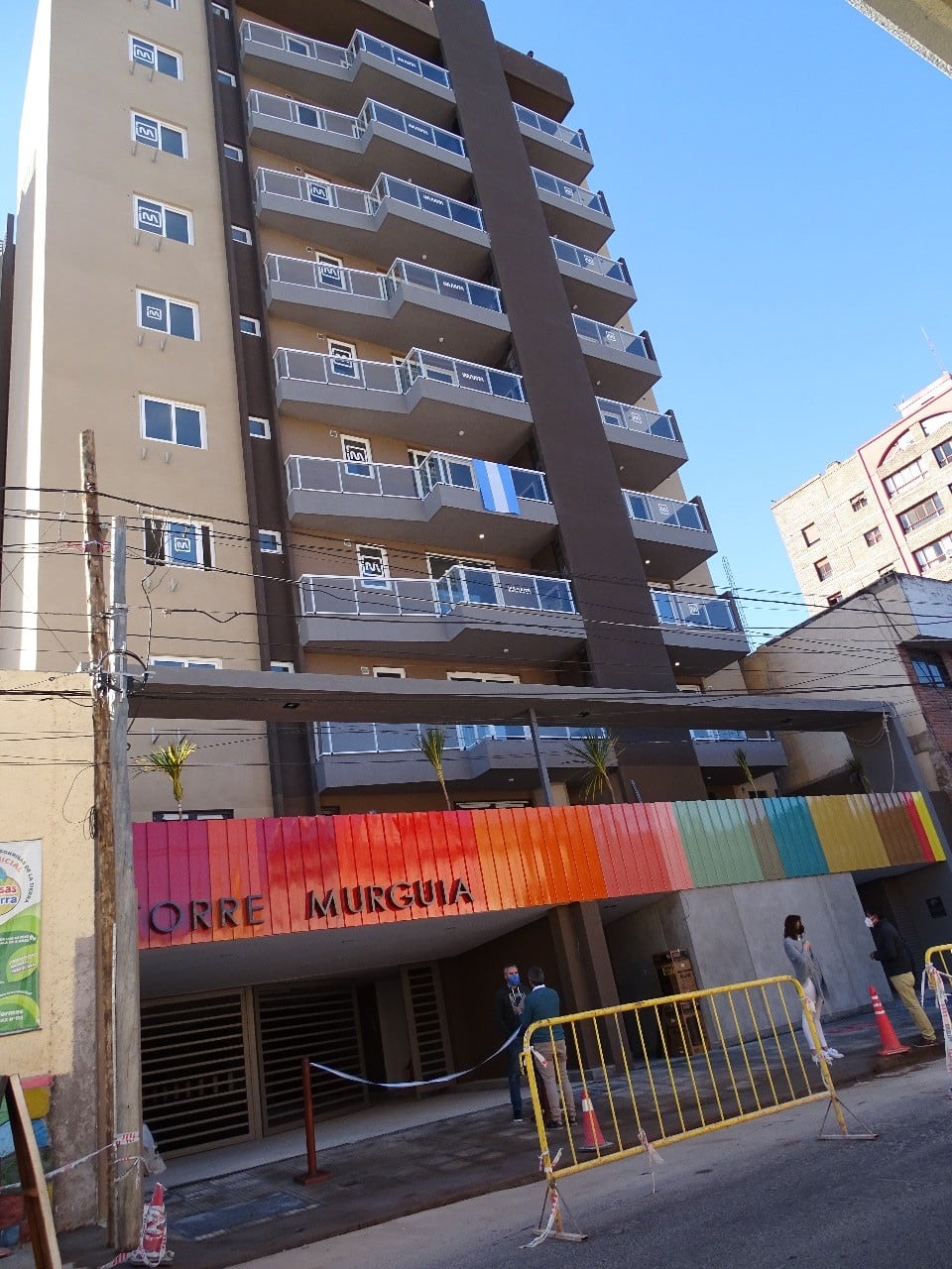 Torre Murguía es el nuevo desarrollo inmobiliario de Villanueva e Hijos, compuesto por departamentos de uno, dos y tres dormitorios, cocheras, paneles solares para precalentamiento de agua sanitaria, azotea con espacio recreativo, y las magníficas obras de arte firmadas por el artista plástico Ariel Cortez, entre otros muchos detalles.