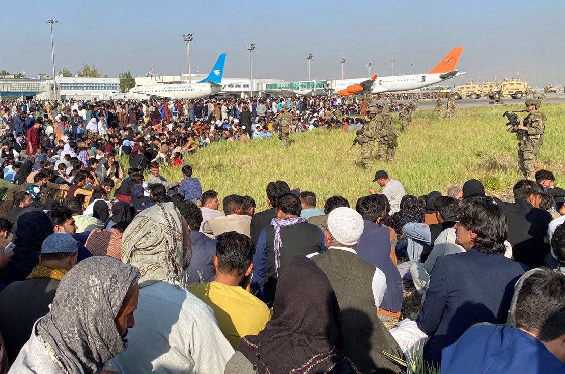 Soldados estadounidenses montan guardia a lo largo del perímetro del aeropuerto internacional de Kabul, Afganistán, el lunes pasado. (AP/Shekib Rahmani/Archivo)