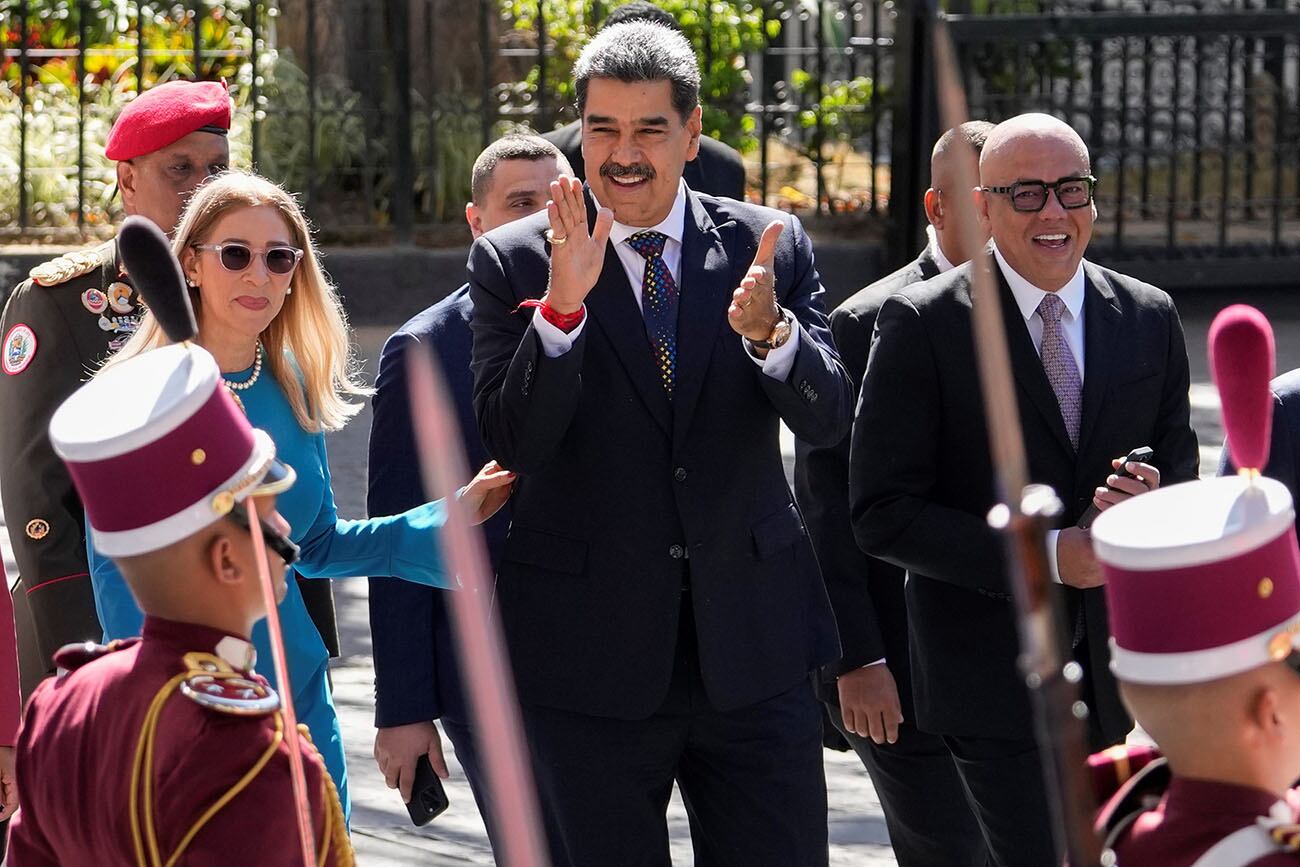 Nicolás Maduro y su esposa Cilia Flores llegan a la Asamblea Nacional para su ceremonia de juramento (Foto AP/Cristian Hernandez)