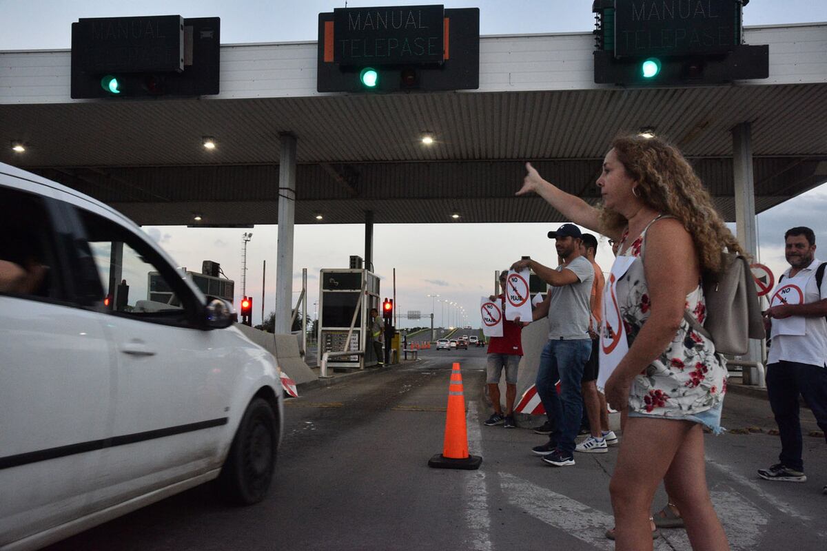 El tránsito en los peajes cordobeses se desploma mientras el gobernador anunció nuevas cabinas en Punilla