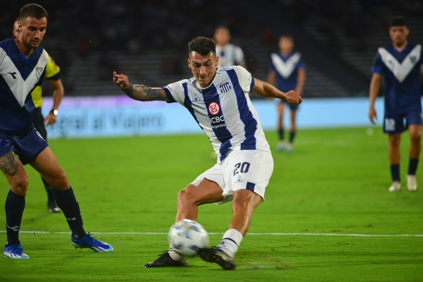 Talleres y Vélez, en duelo por la fecha 12 de la Copa de la Liga, en el Kempes. (Nicolás Bravo / La Voz)