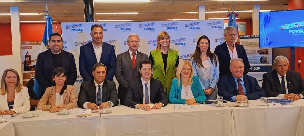 El ministro del Interior de la Nación, Eduardo De Pedro (al centro) asistió a la reunión del Foro Permanente de Vicegobernadoras y Vicegobernadores de la República Argentina, en Santiago del Estero.