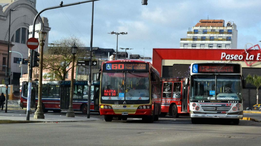 La primera paritaria en la que se avanzará incluye a los colectiveros. (DYN/Archivo)