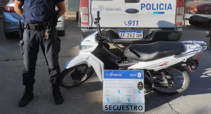 circulaba en una moto robada y tenía marihuana