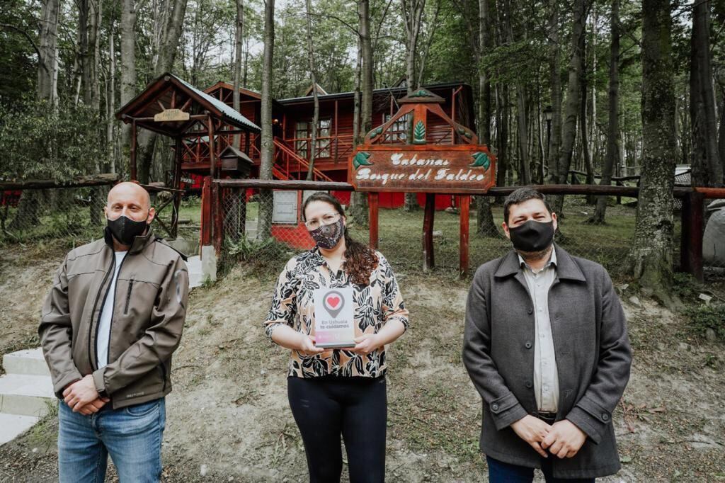 David Ferreyra, acompañado del concejal Javier Branca, realizaron una nueva recorrida por distintos alojamientos turísticos de la ciudad para continuar con la campaña “En Ushuaia te cuidamos”.