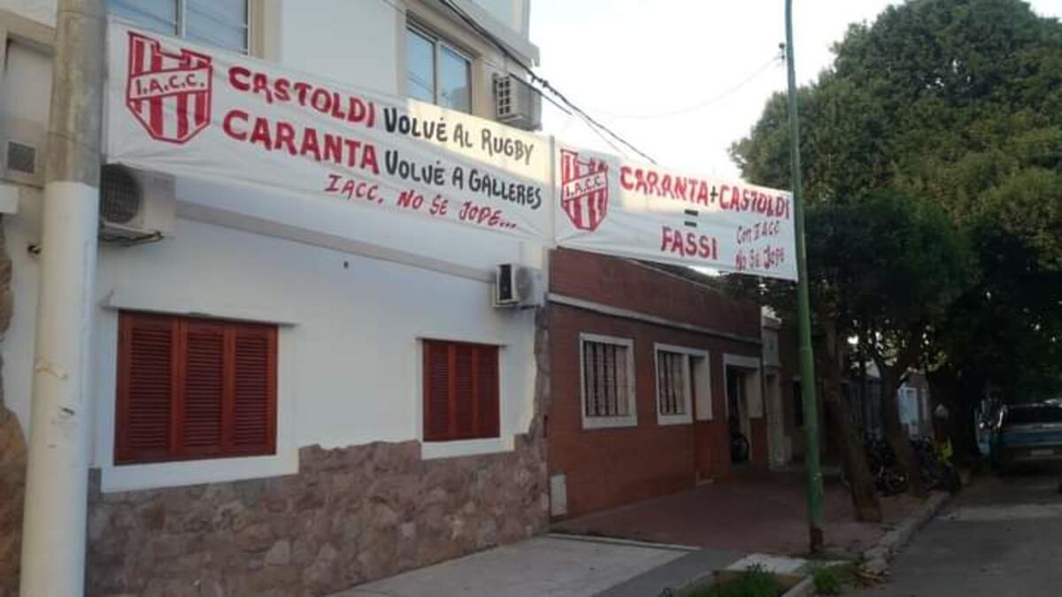 Pasacalles en contra del regreso de Mauricio Caranta a Instituto
