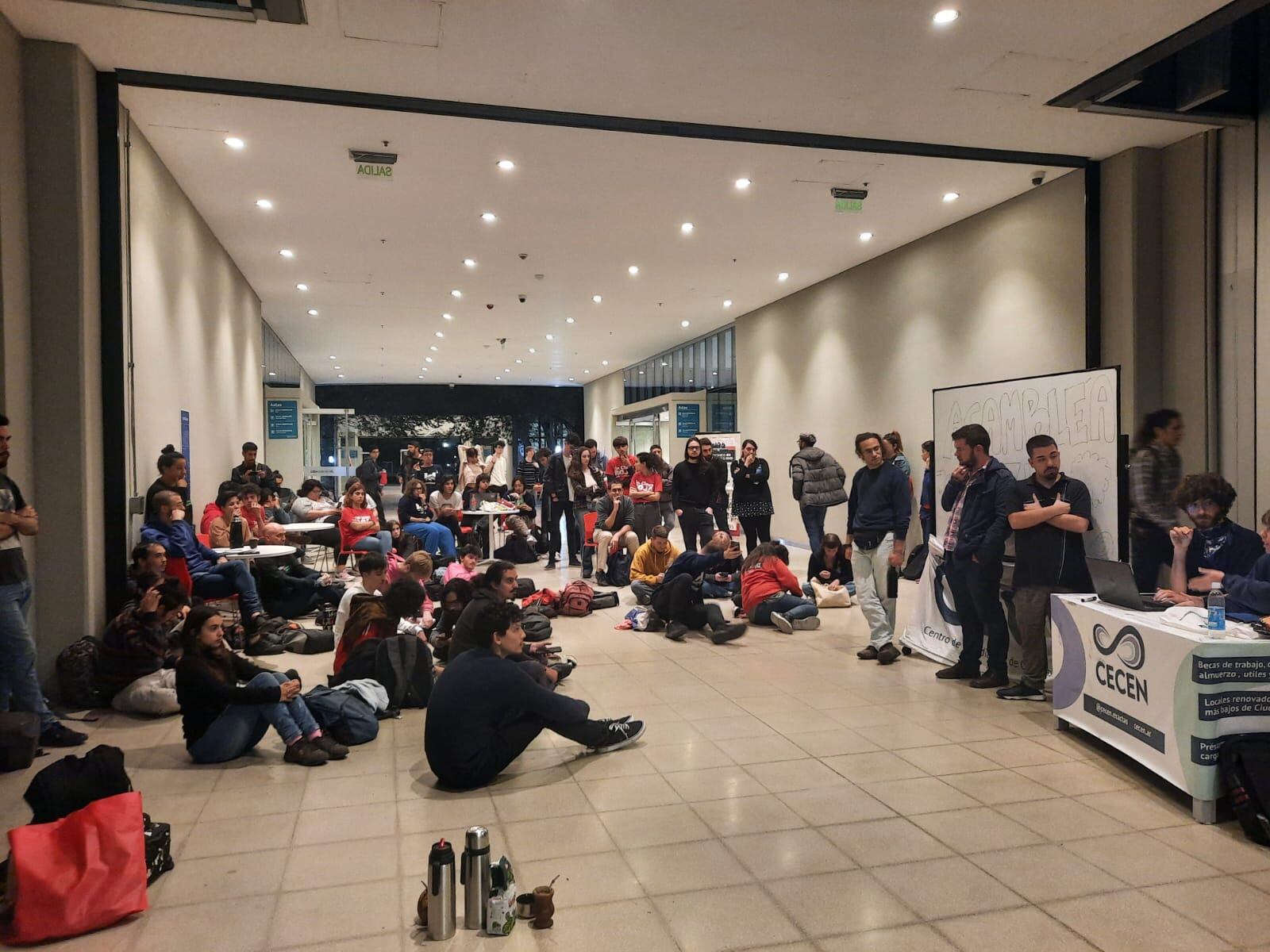 Estudiantes, docentes y organizaciones ambientales en la Asamblea Abierta en defensa de la Reserva Natural Ciudad Universitaria