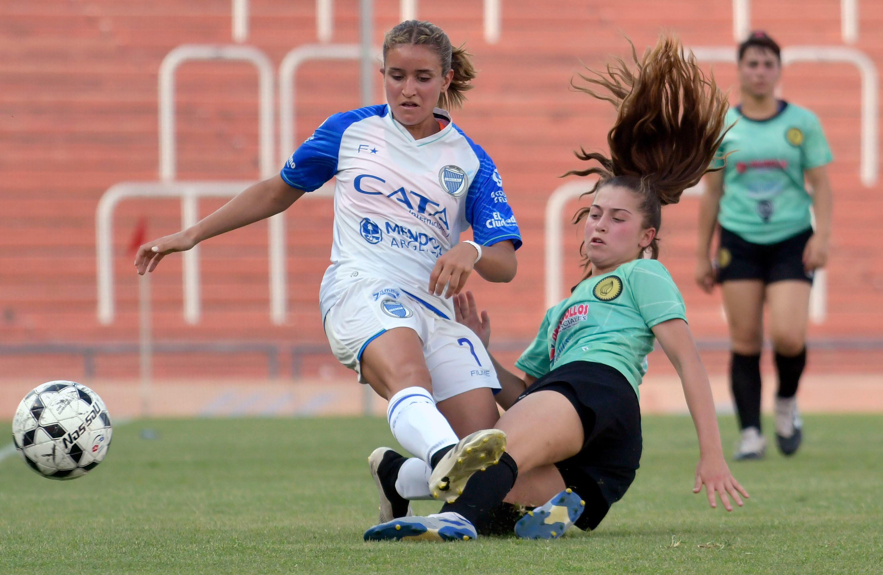 Godoy Cruz A logró su cuarto título de la Liga Mendocina de fútbol femenino luego de una goleada en el estadio mundialista frente a AMUF en la final, los goles fueron marcados por Aldana González (x2), Verónica Cabrera, en la foto (x2), Delfina Rodríguez y Luna Romero.
Foto: Orlando Pelichotti
