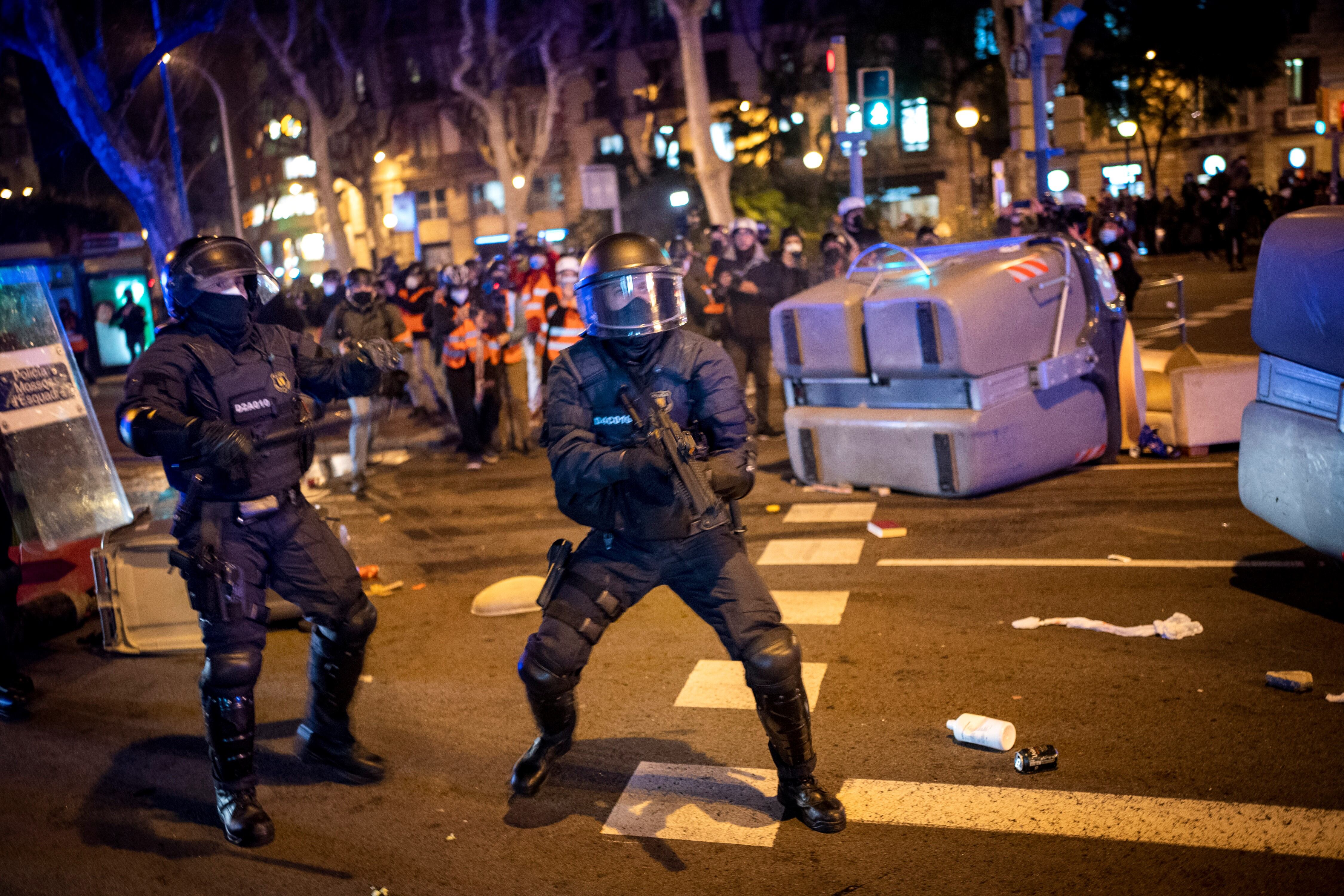 Disturbios en España durante nuevas manifestaciones por detención de un rapero acusado de insultar a la corona (AP Photo/Emilio Morenatti)