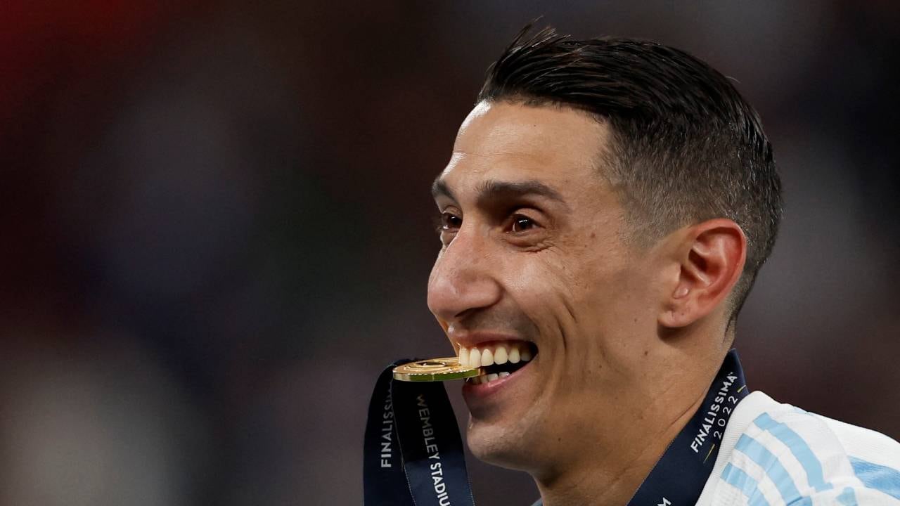 Ángel Di María con la medalla de campeón