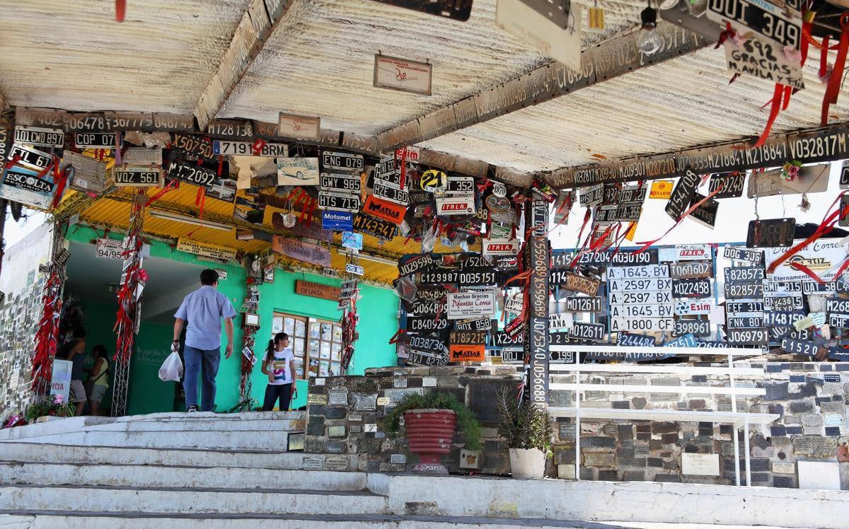 El paraje religioso de la Difunta Correa recibe miles de fieles de todo el país durante todo el año. Es uno de los más famosos de la Argentina.