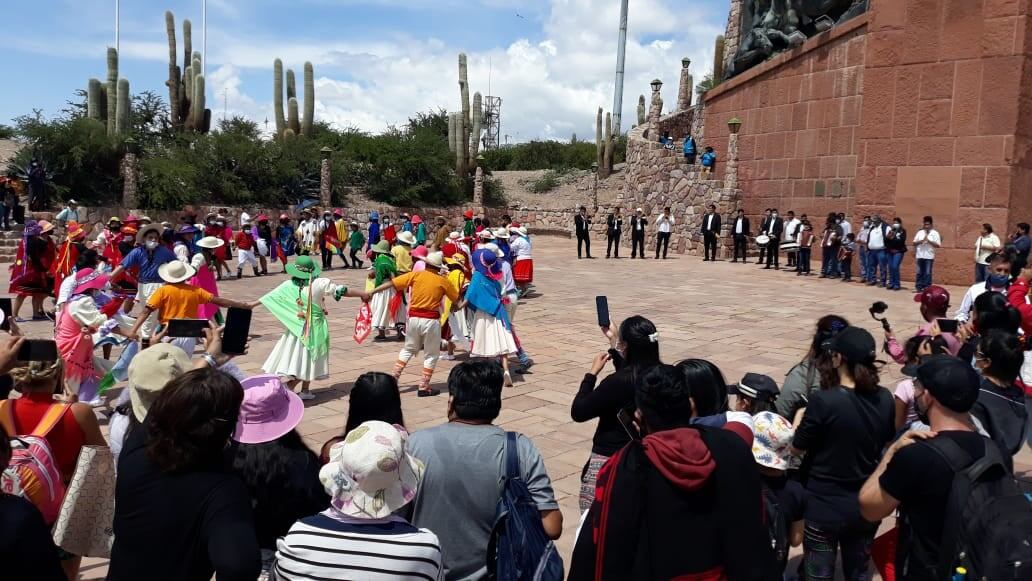 La explanada del Monumento a los Héroes de la Independencia fue escenario de la celebración del Día del Carnavalito, en Humahuaca, situada 120 km al norte de San Salvador de Jujuy.