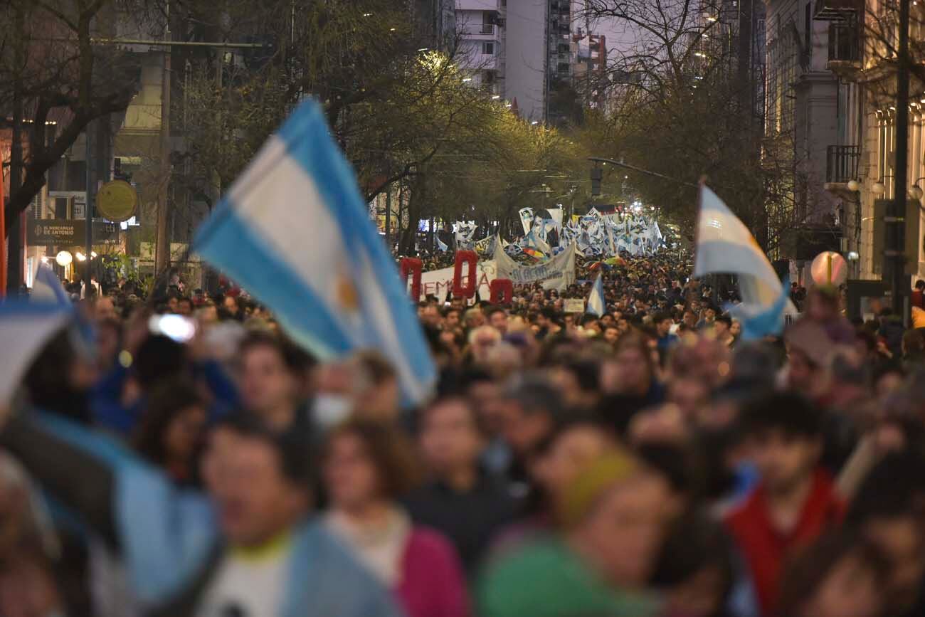 Marcha en repudio al atentado contra la vicepresidenta Cristina Fernández de Kirchner por las calles de Córdoba. (Facundo Luque / La Voz)