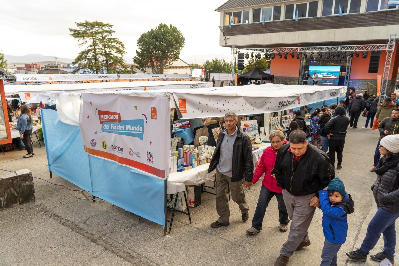 Más de 4 mil personas visitaron en Mercado del Fin del Mundo.