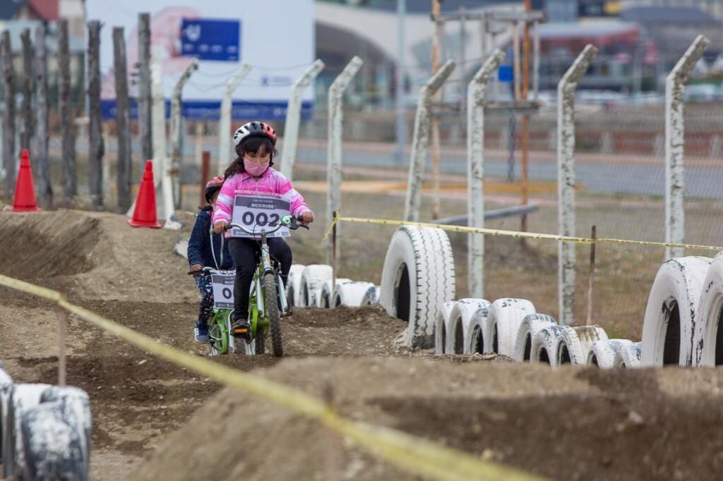 En el Estadio "Hugo Lumbreras", tuvo lugar la 1ra fecha del Torneo de Bicicross de la ciudad, organizada por el Instituto Municipal de Deporte.