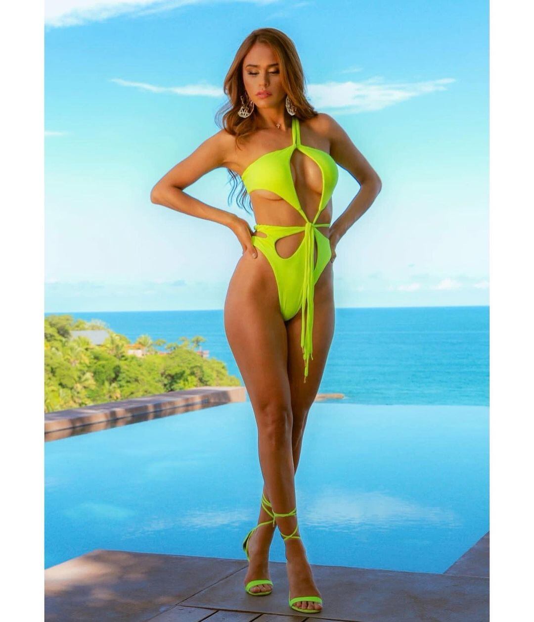 Yanet García luciendo una trikini color verde fluor.