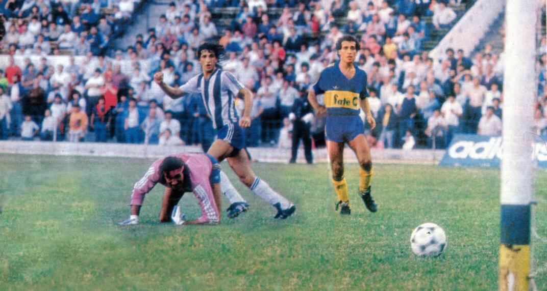 Hugo Gatti, defendiendo el arco de Boca. 