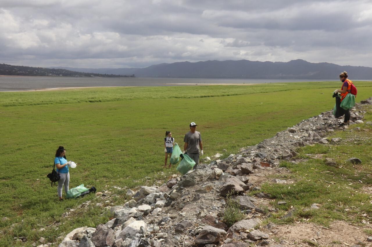 Costas del lago impecables tras la acción de los voluntarios.