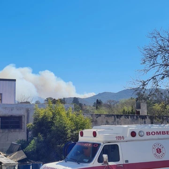 Bomberos de Arroyito y El Tío se suman a la lucha en el Pan de Azúcar