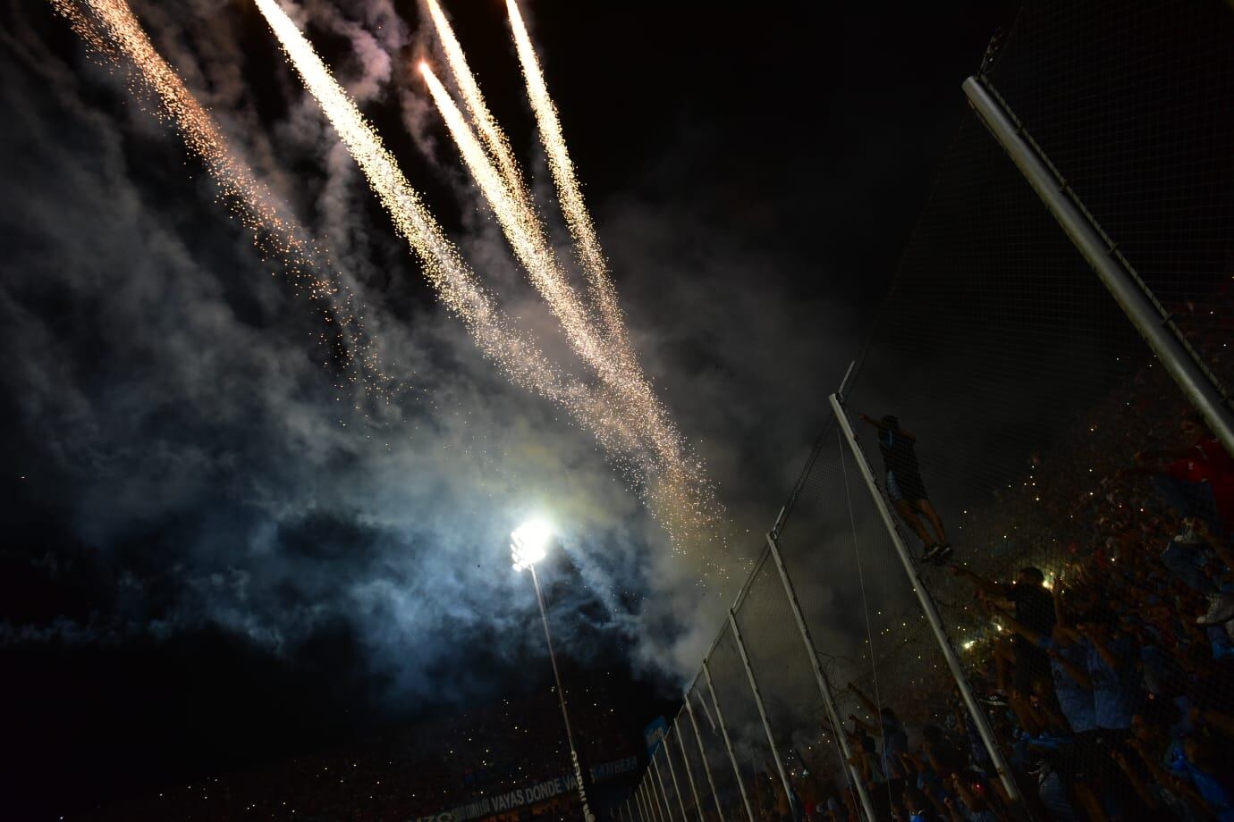 Incidentes y pirotecnia en el cierre del Belgrano - Talleres por la Copa de la Liga Profesional. (La Voz)