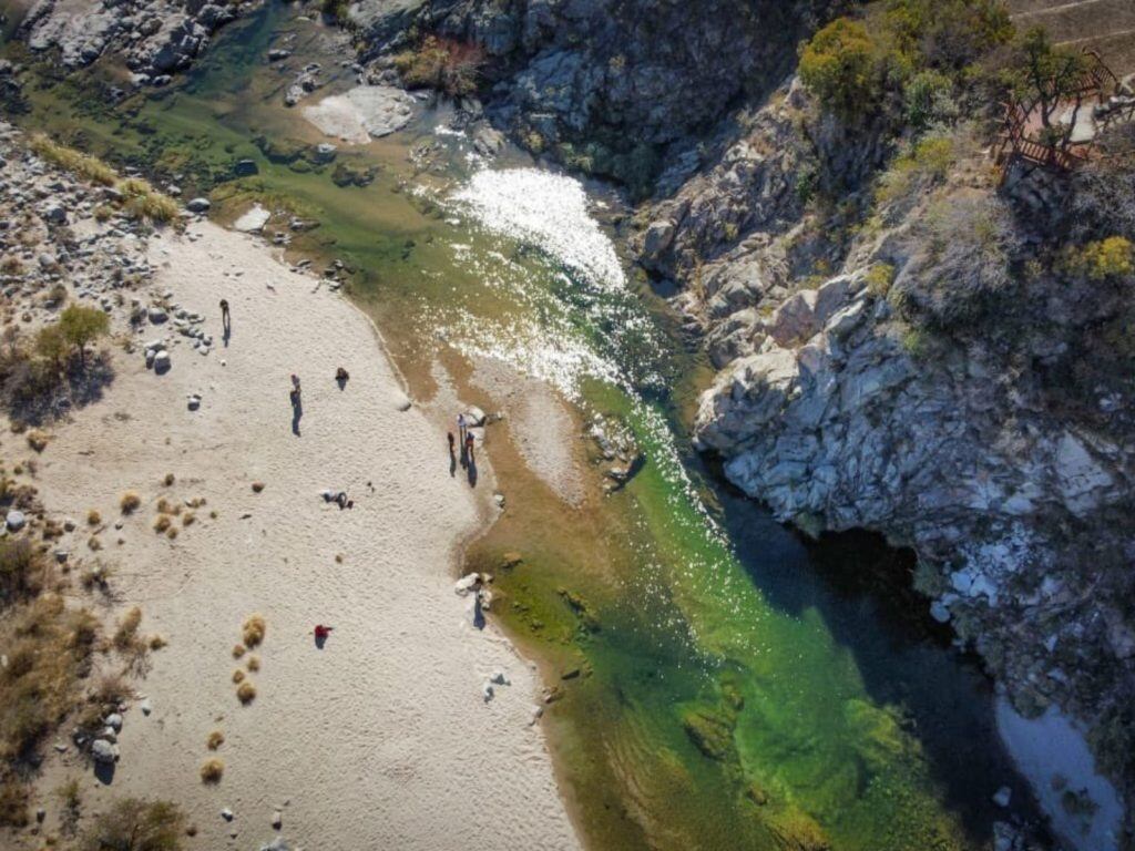 El curso de agua es una maravilla ubicada a 120 kilómetros de la capital. Tiene playas de arenas, ollas profundas y aguas turquesas.