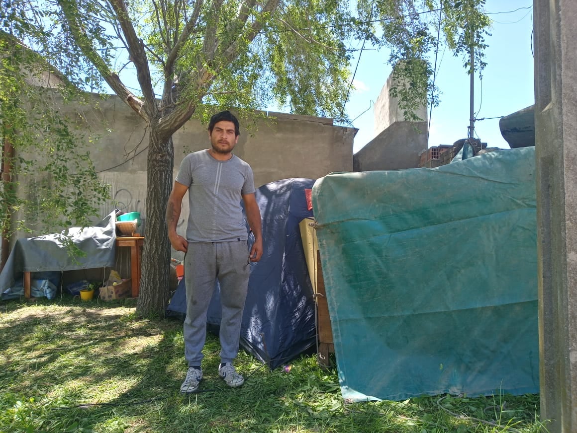 Sebastián Gutiérrez lo estafaron con la compra de una casa usurpada y ahora vive en una carpa a la espera de una solución