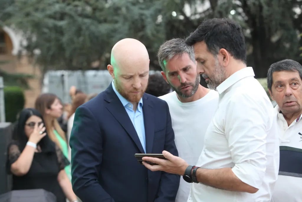 Políticos pendientes del Tomba, durante el acto de asunción de Cornejo como Gobernador.