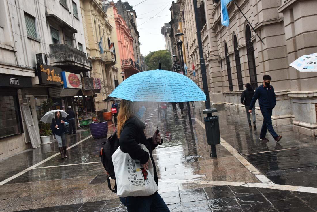 Lloviznas en el centro de la ciudad de Córdoba (Pedro Castillo/La Voz)