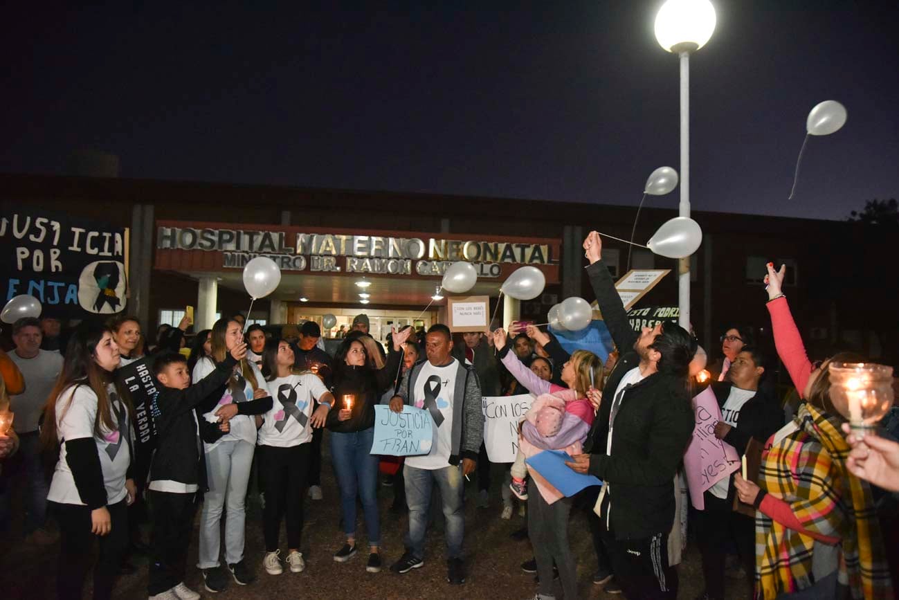 A un año de que se hiciera publico el caso, se convocaron las familias de los bebes fallecidos, en el Hospital Materno Neonatal (Facundo Luque / La Voz)