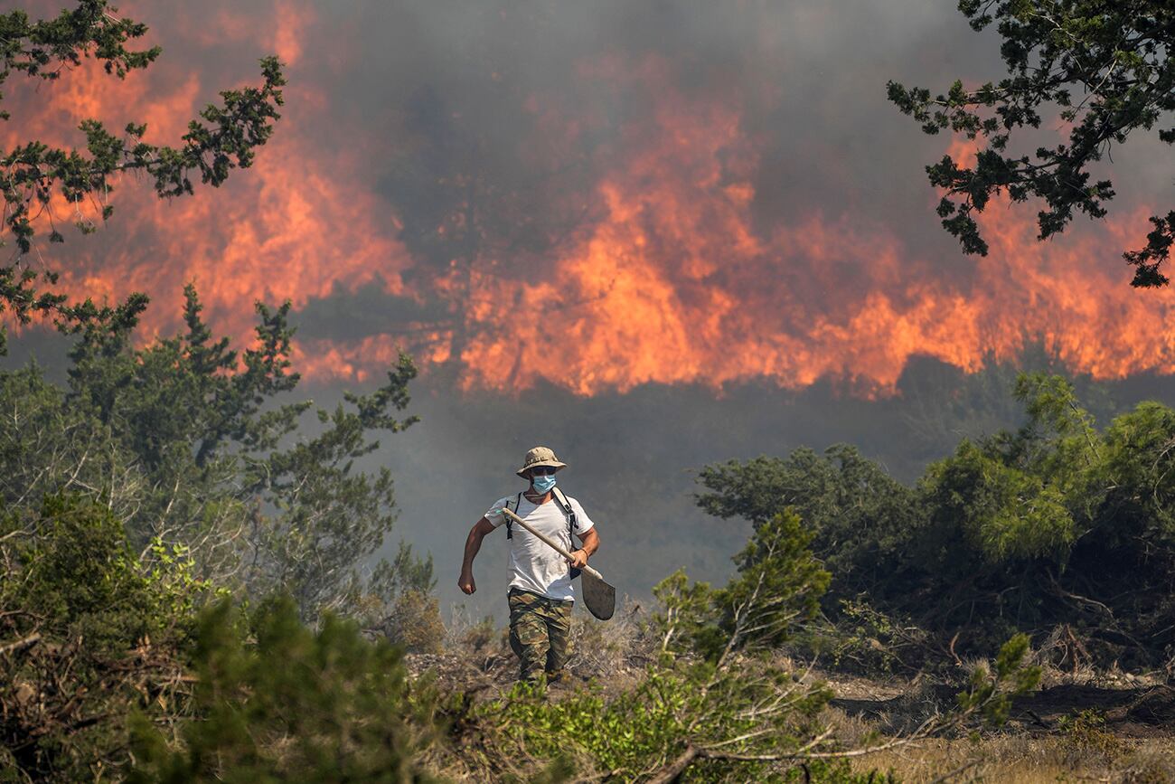 Una tercera ola de calor consecutiva en Grecia hizo que las temperaturas volvieran a superar los 40 grados Celsius (104 grados Fahrenheit) en todo el país. (AP)