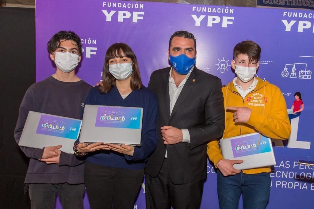 Las netbooks forman parte de un total de 477 que serán destinadas a los 4° años de las escuelas técnicas de Tierra del Fuego y que fueron donadas por YPF y la Fundación YPF.