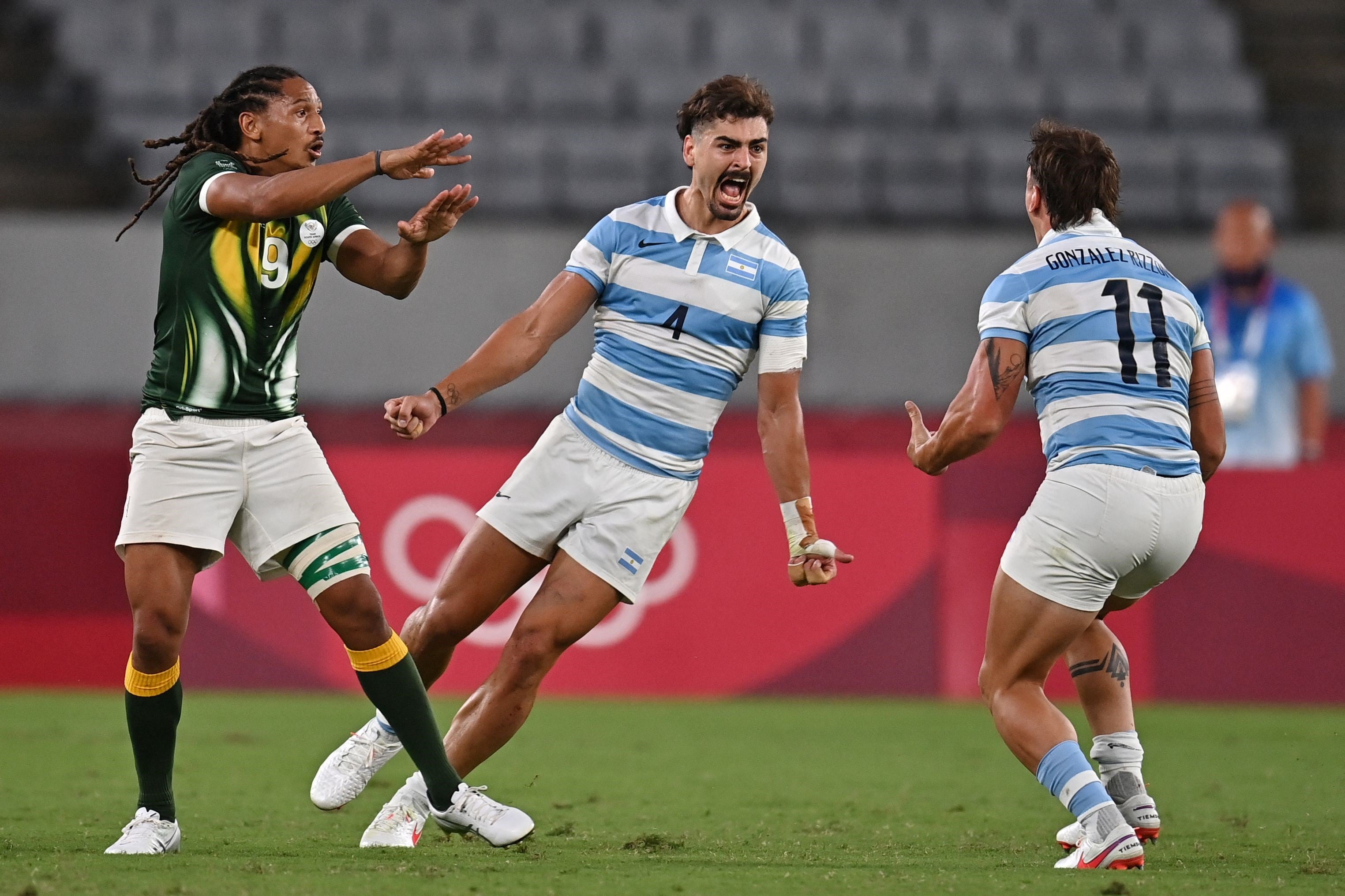 Jugadores de Los Pumas 7s celebran el épico triunfo sobre Sudáfrica para clasificar a semifinales de los Juegos Olímpicos Tokio 2020.