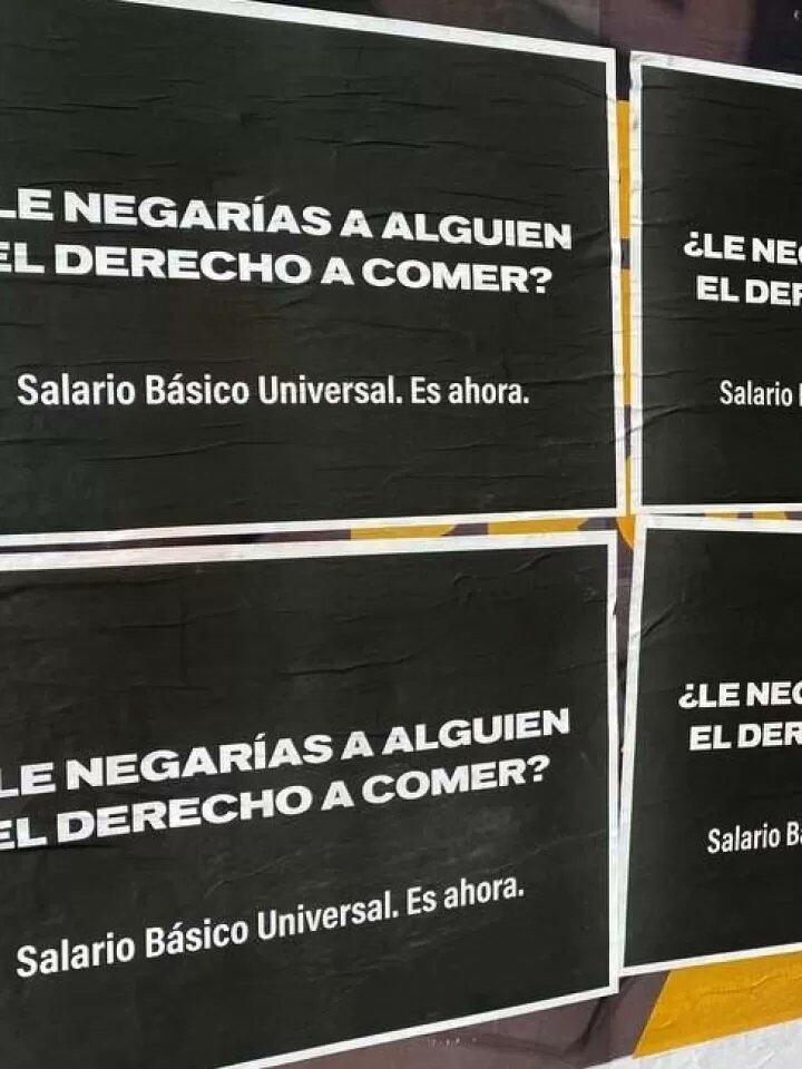 Colocaron carteles pidiendo el Salario Básico Universal, en un pedido para Silvina Batakis.