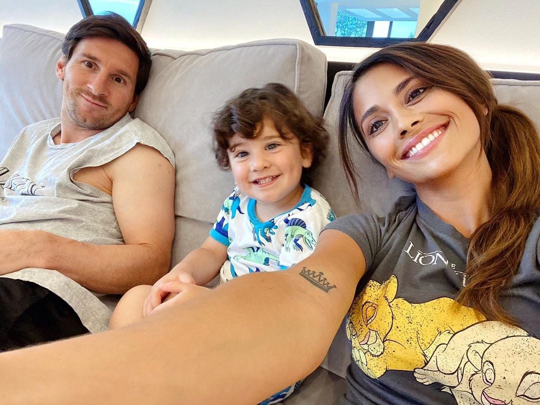 Ciro junto a sus papás, Antonela Roccuzzo y Lionel Messi