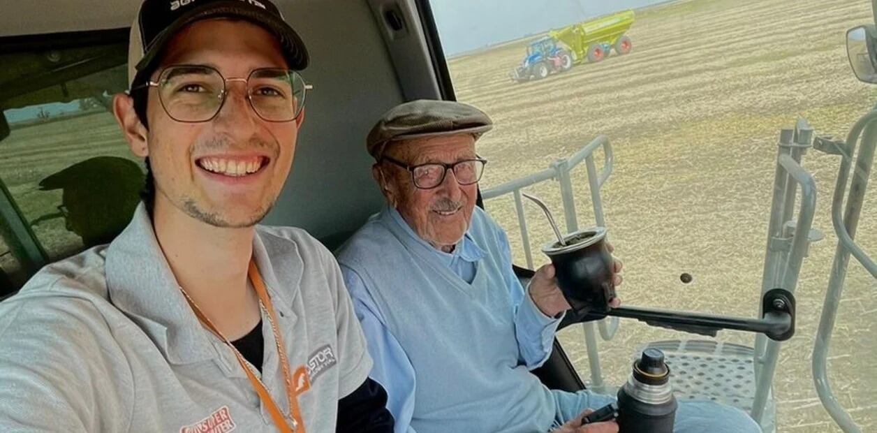 Mateo junto a su abuelo Oscar.