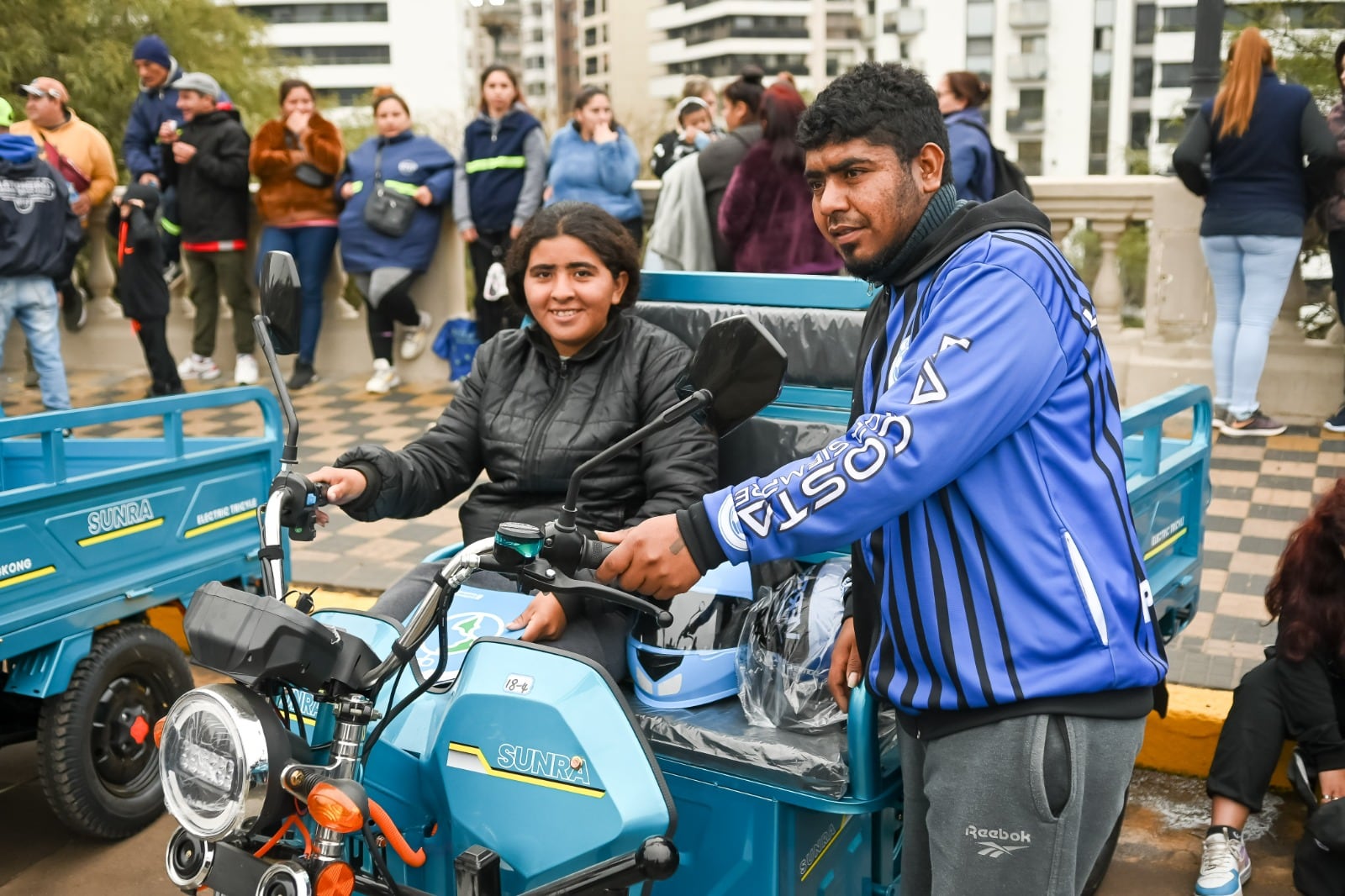 La Municipalidad entregó motocargas eléctricas a excarreros que dejaron de usar sus caballos (Municipalidad de Córdoba).