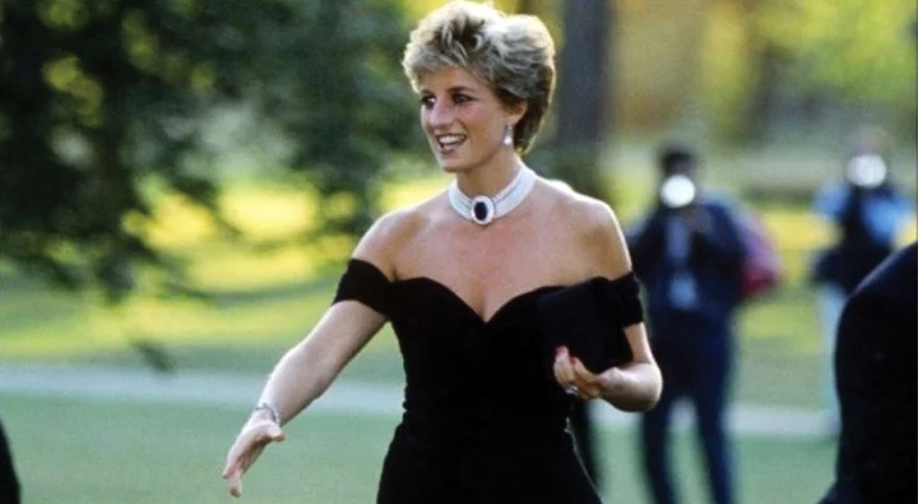 La princesa Diana con el vestido de la venganza, luego de que el príncipe Carlos confesara serle infiel. 