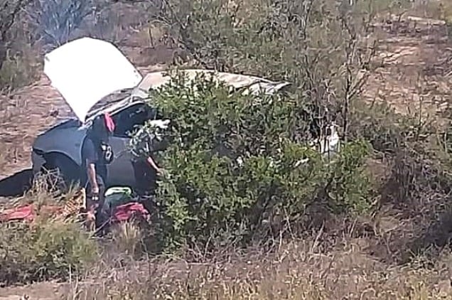 El Chevrolet Corsa dio varios tumbos y terminó a unos 15 metros de la ruta. 