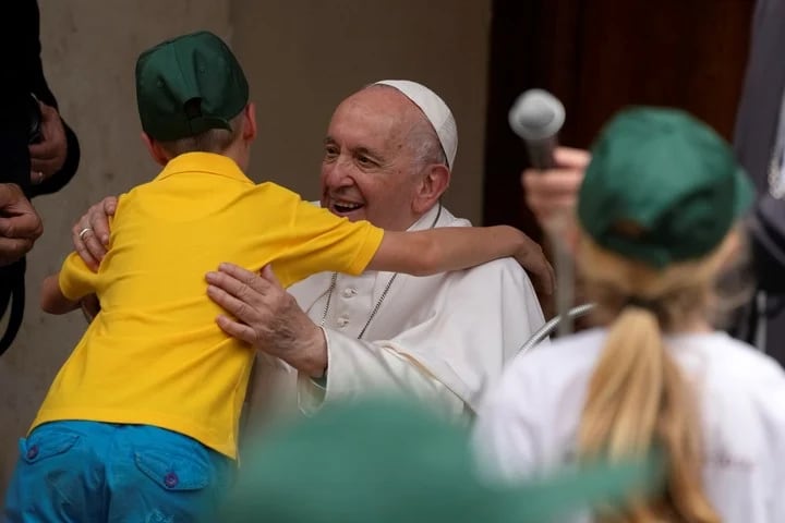 El Papa Francisco junto con pequeños ucranianos refugiados en España.