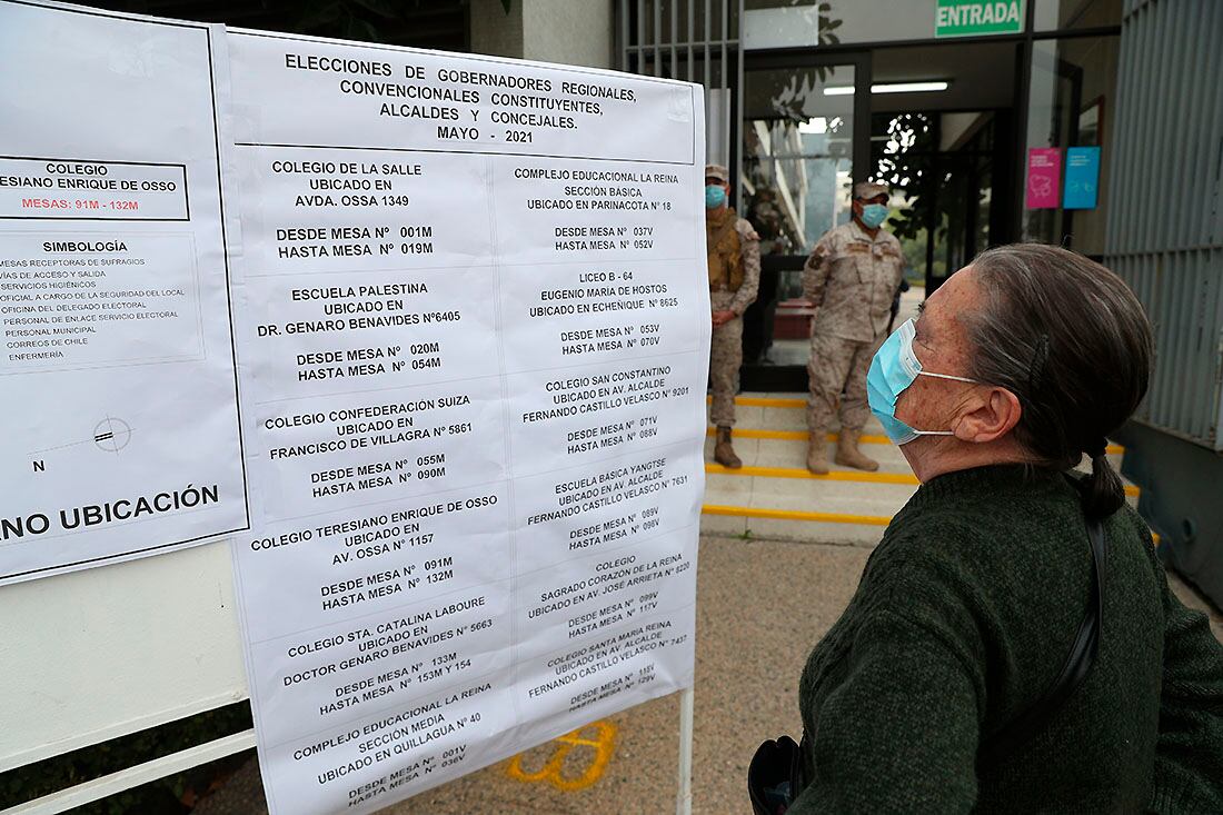 Una votante busca información de los candidatos en su mesa. (Foto: AP)