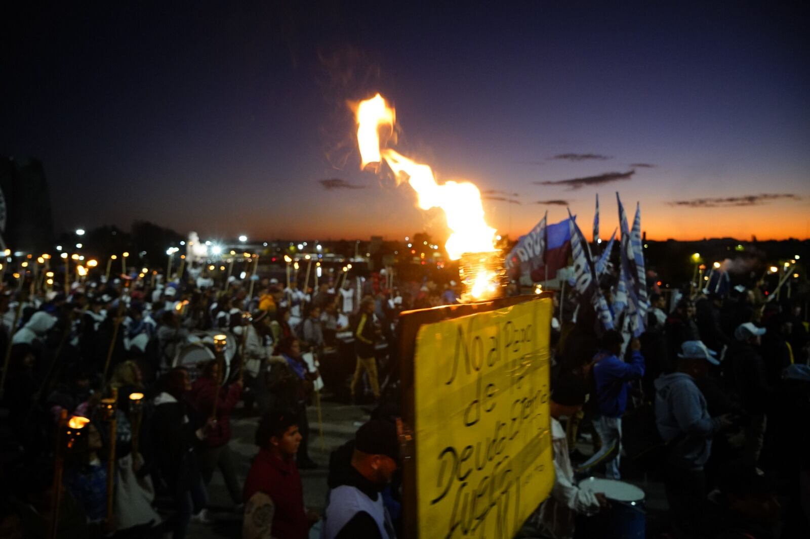 La marcha de Unidad Piquetera que se realizó esta noche en el Puente Pueyrredón.