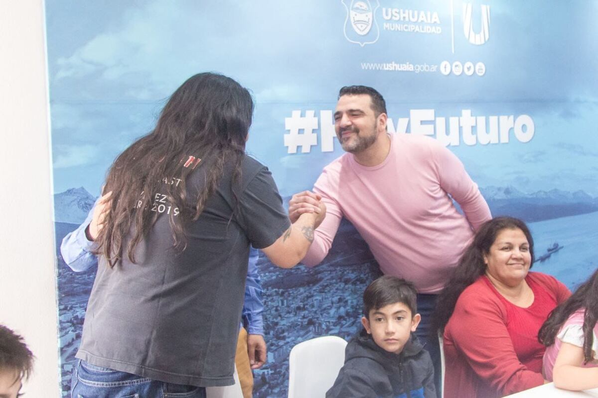 Entregan 20 títulos de propiedad de tierras a familias de Ushuaia