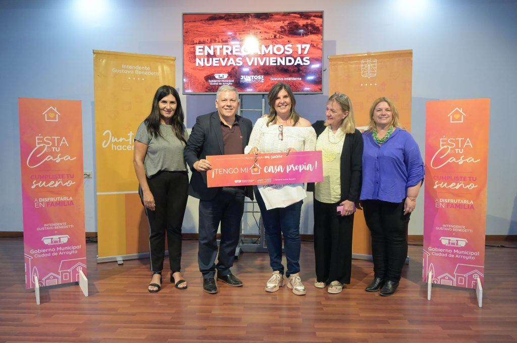 Entrega de 17 viviendas en Arroyito