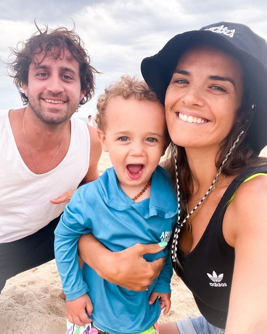 Mica Vázquez junto a su pareja y su hijo.