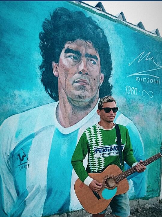 Mural honor a Maradona en El Tío