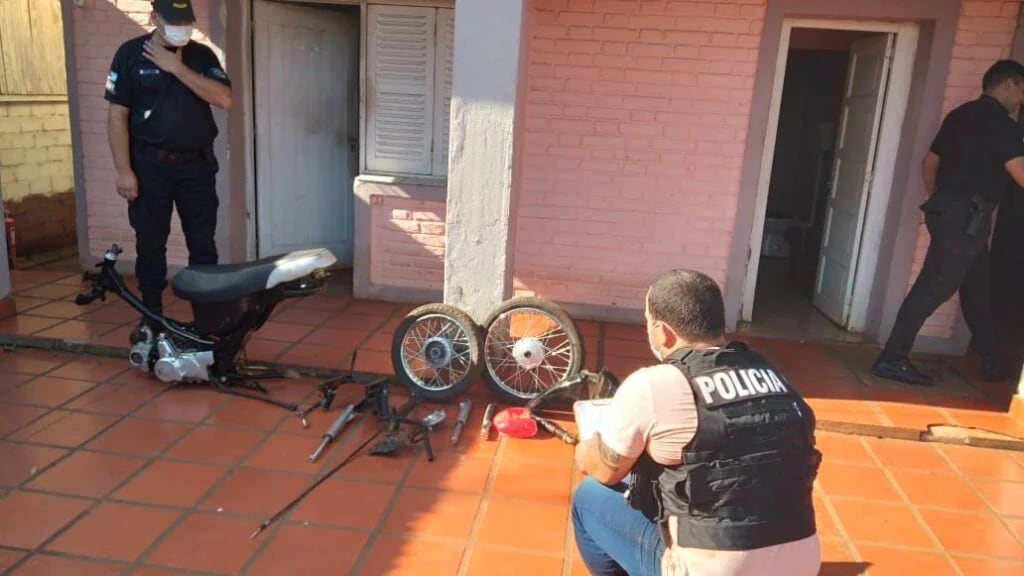 Secuestraron motopartes sumergidas en el arroyo Lorenzo en San Javier.