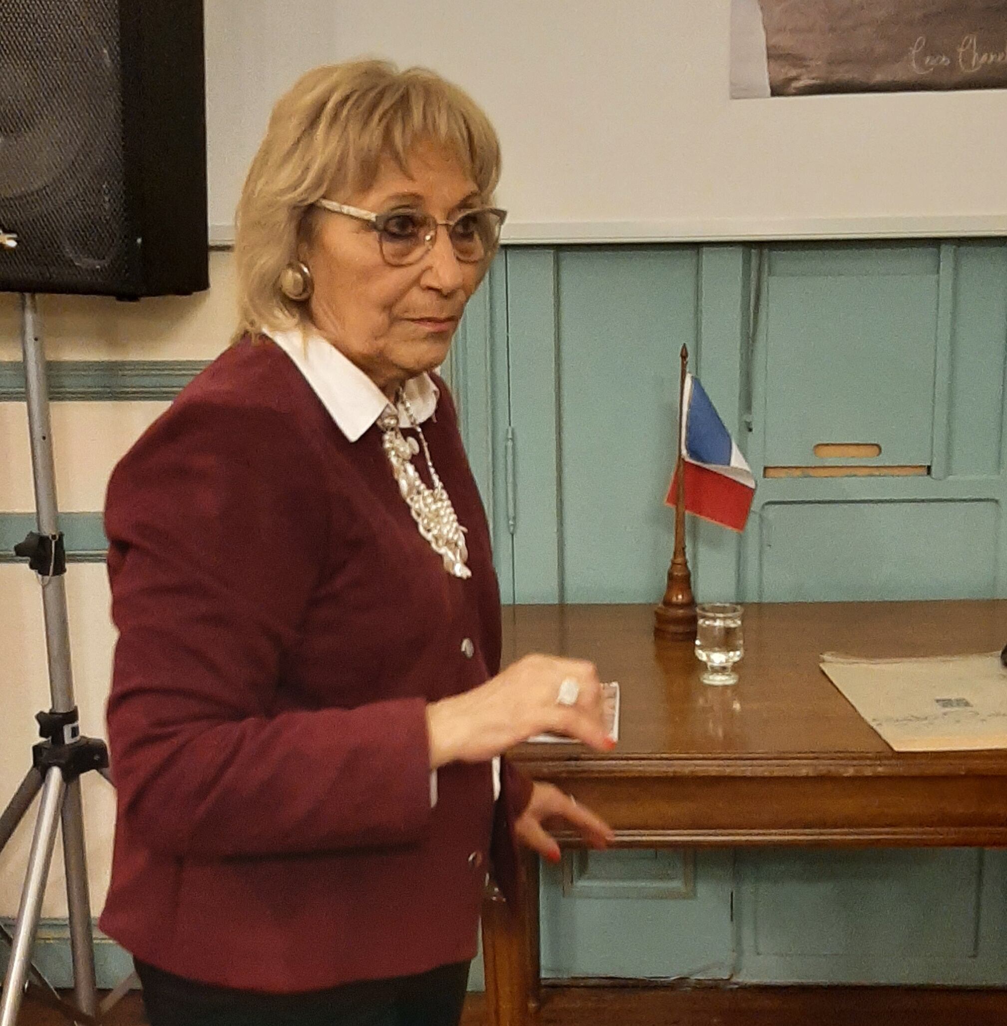 Exitosa charla en la Sociedad Francesa de Tres Arroyos sobre Coco Chanel