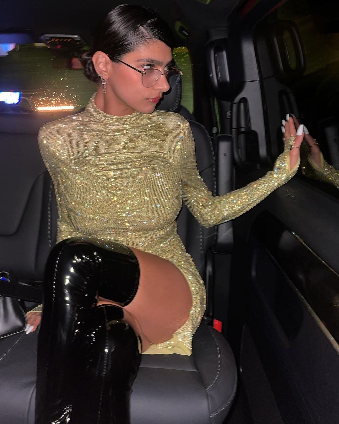 Mia Khalifa encandiló con un vestido dorado